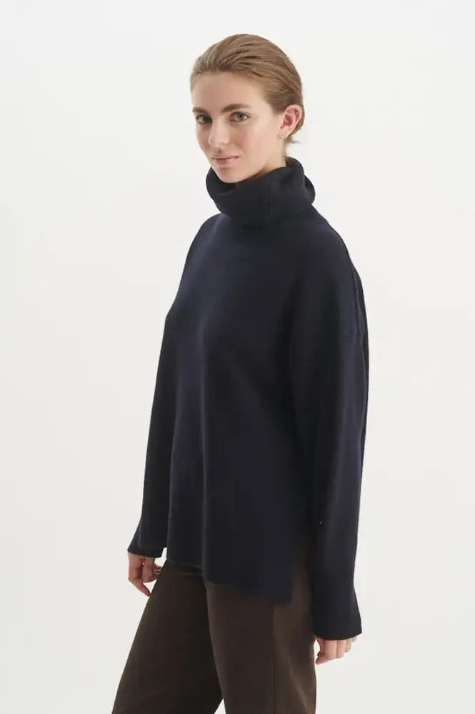 Basic Apparel Liz T-Neck Navy Jumper