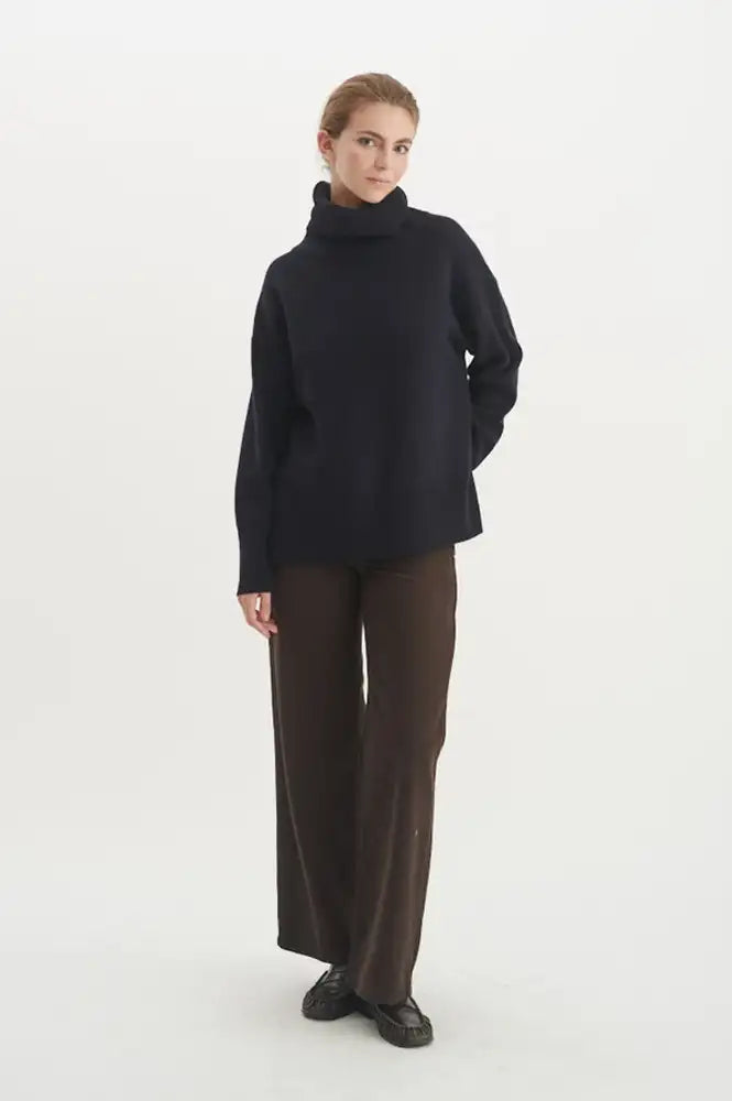 Basic Apparel Liz T-Neck Navy Jumper
