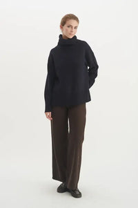 Basic Apparel Liz T-Neck Navy Jumper