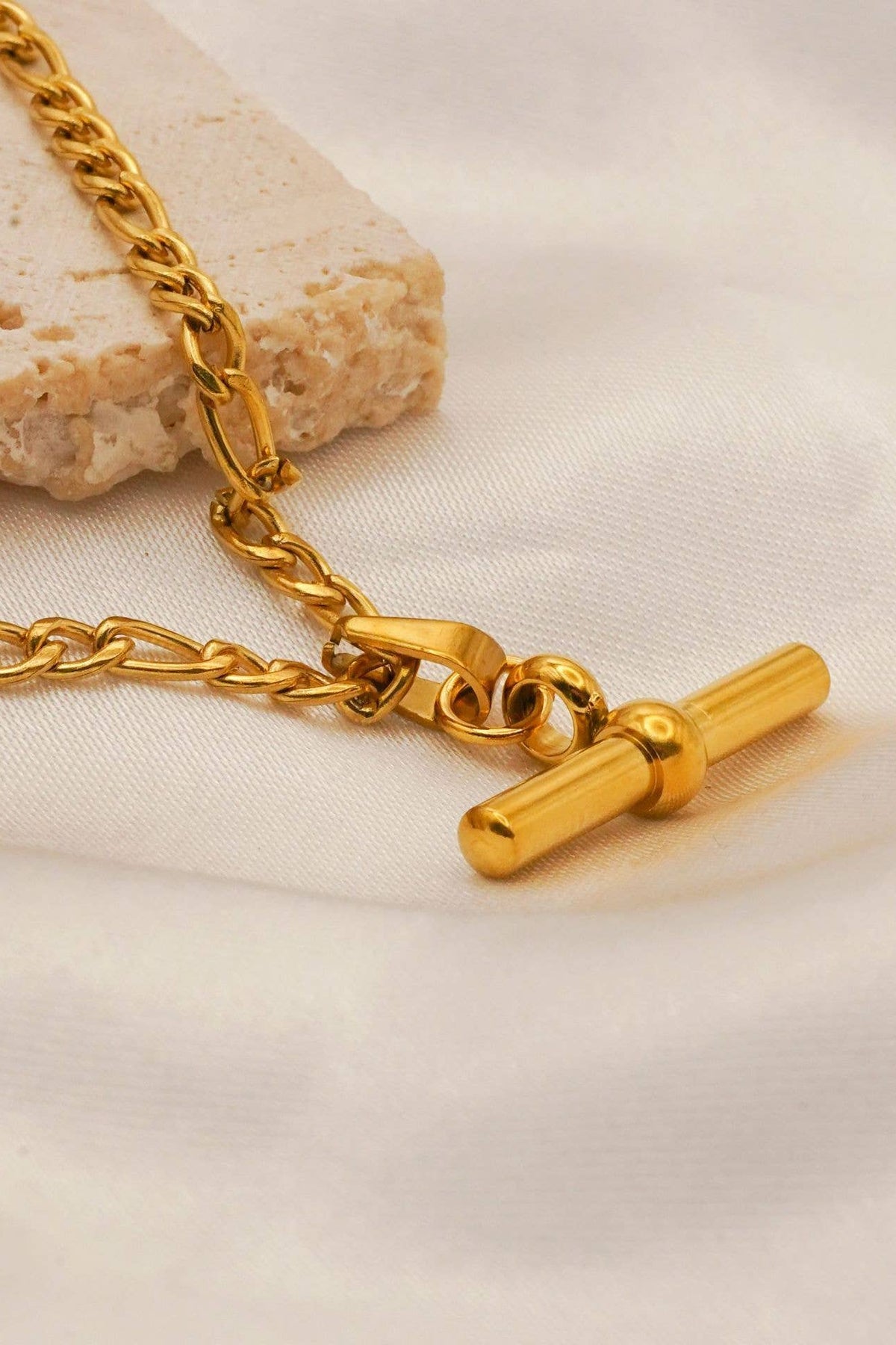 Curb Chain T-bar Necklace in Gold - The Mercantile London