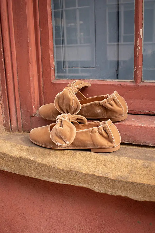 Penelope Chilvers Minnie Honey Velvet Pumps - The Mercantile London