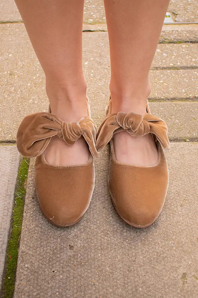 Penelope Chilvers Minnie Honey Velvet Pumps - The Mercantile London