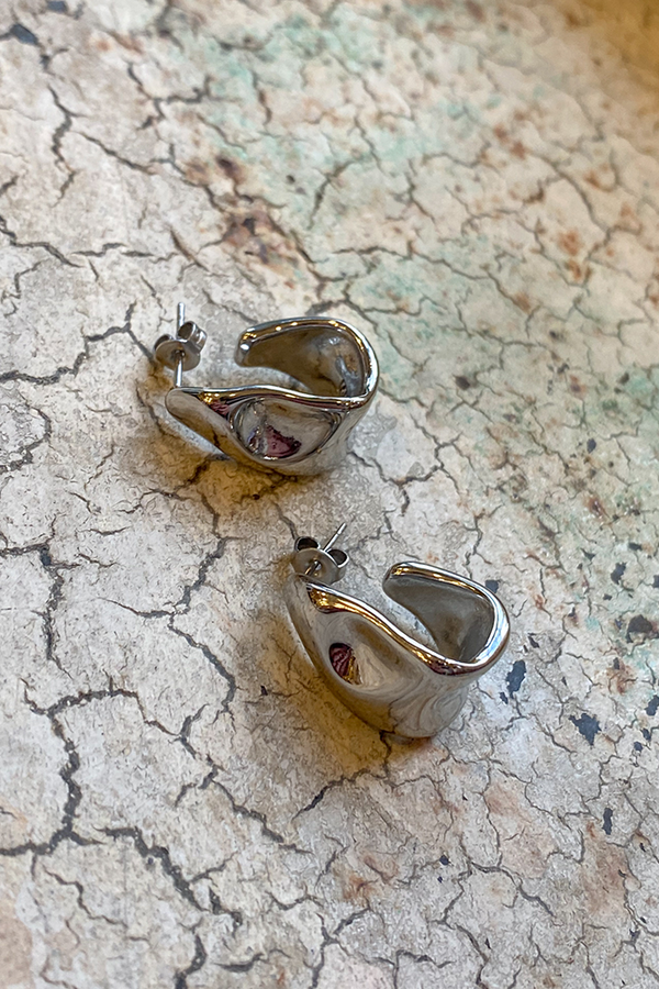 White Molten Curve Silver Earring - The Mercantile London