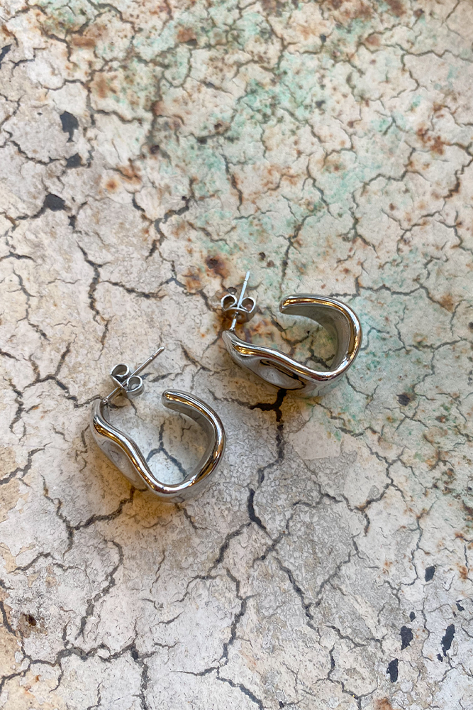 White Molten Curve Silver Earring - The Mercantile London