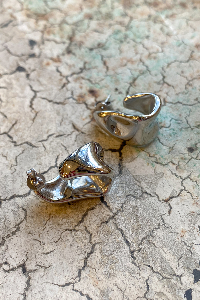 White Molten Curve Silver Earring - The Mercantile London