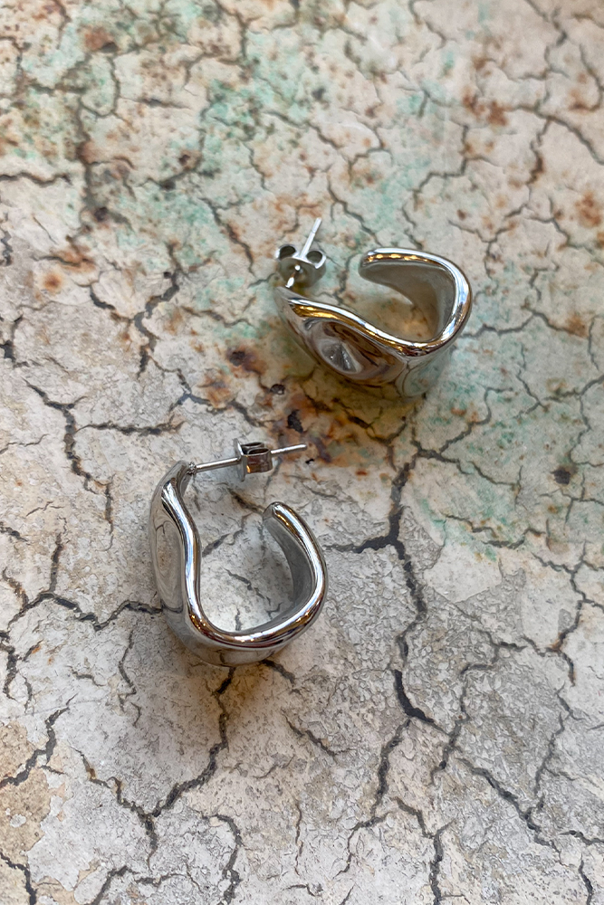 White Molten Curve Silver Earring - The Mercantile London