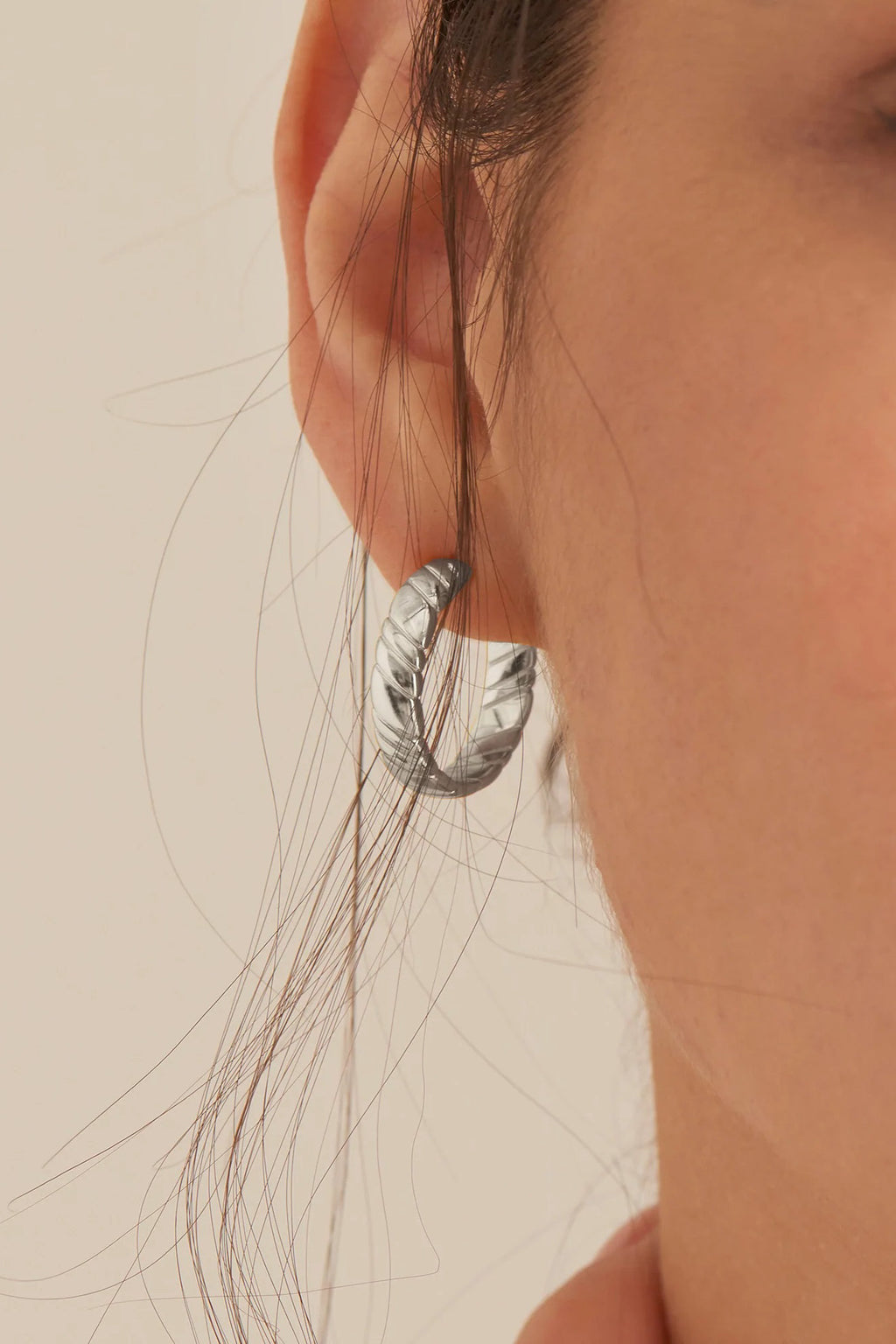 AW22 Ania Haie Silver Smooth Twist Hoop Earrings - The Mercantile London